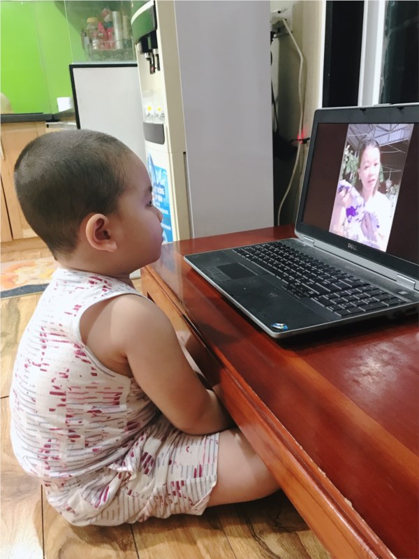 Bé Anh Huy tham gia học cùng cô kỹ năng rửa mặt cùng cô giáo qua video

